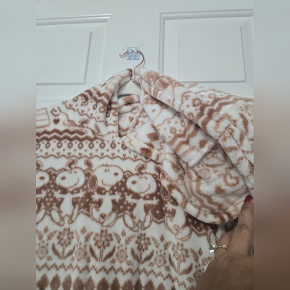 Peanuts Snoopy Brown and Cream Hoodie Blanket Oversized, PTP 36" - Picture 4 of 5